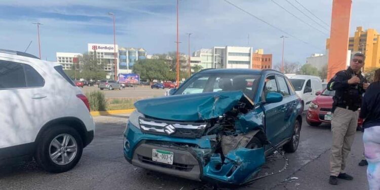 Cuatro vehículos dañados por choques en Salvador Nava