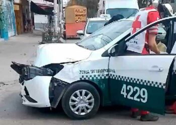 Taxi choca contra un camión en la Ricardo B. Anaya