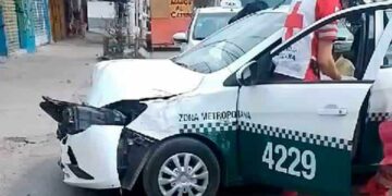 Taxi choca contra un camión en la Ricardo B. Anaya