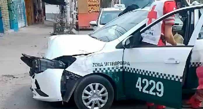 Taxi choca contra un camión en la Ricardo B. Anaya
