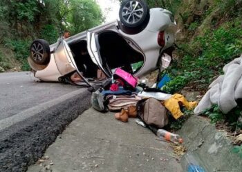 Conductor sale ileso tras volcadura en la Valles- Rioverde