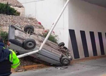 Vuelca raudo carro en puente de Sierra Leona