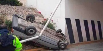 Vuelca raudo carro en puente de Sierra Leona