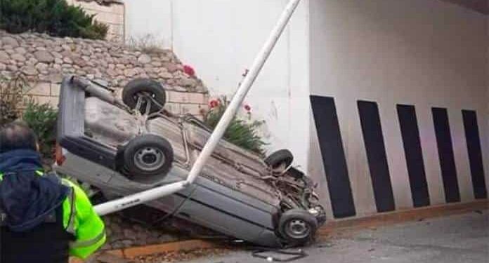 Vuelca raudo carro en puente de Sierra Leona