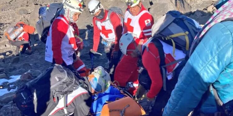 Rescatan a 10 alpinistas extraviados en el Pico de Orizaba