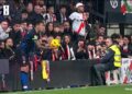 VIDEO: Futbolista del Sevilla es tocado indebidamente por un aficionado