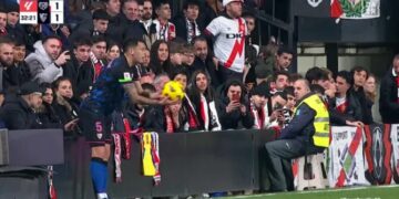 VIDEO: Futbolista del Sevilla es tocado indebidamente por un aficionado