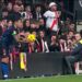 VIDEO: Futbolista del Sevilla es tocado indebidamente por un aficionado