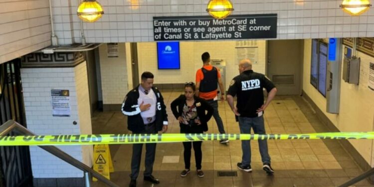 Mexicano muere por una bala perdida en tiroteo del metro de Nueva York