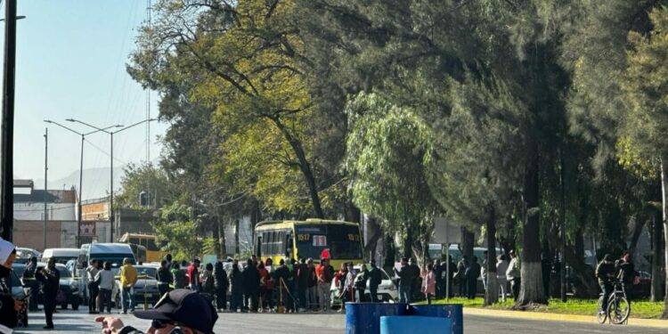 VIDEO: Bloquean padres de familia circulación en un costado de la Alameda