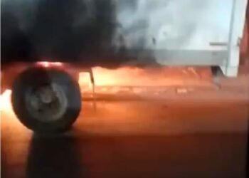 VIDEO: Reportan accidente en Eje 104, se incendió la caja de un tráiler