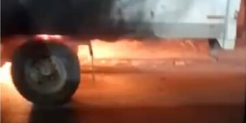 VIDEO: Reportan accidente en Eje 104, se incendió la caja de un tráiler