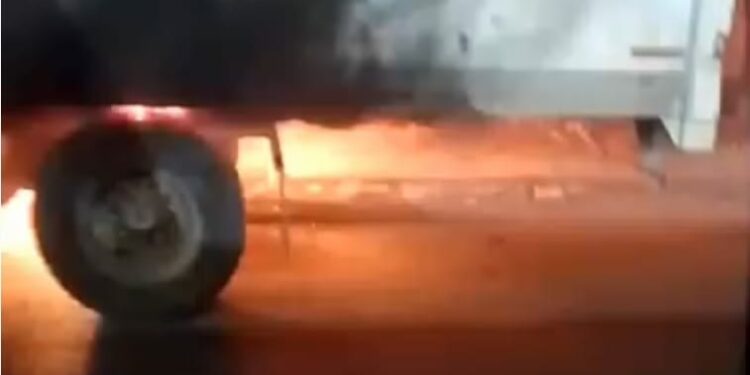 VIDEO: Reportan accidente en Eje 104, se incendió la caja de un tráiler