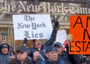 VIDEO: Comunidad mexicana protesta en la sede del NYT por investigación de AMLO