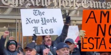VIDEO: Comunidad mexicana protesta en la sede del NYT por investigación de AMLO