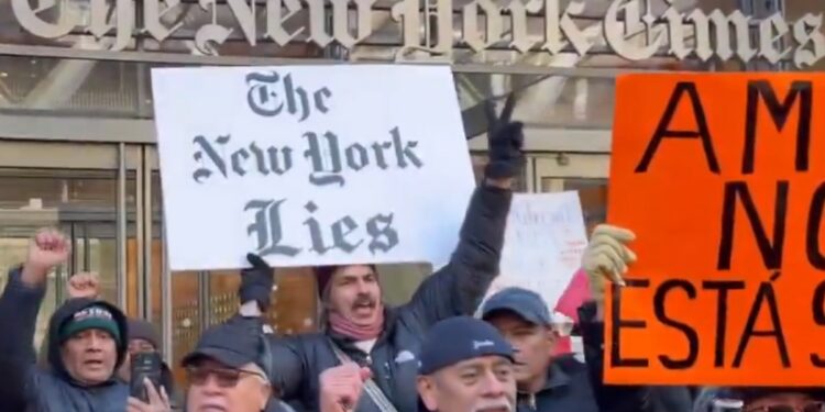 VIDEO: Comunidad mexicana protesta en la sede del NYT por investigación de AMLO