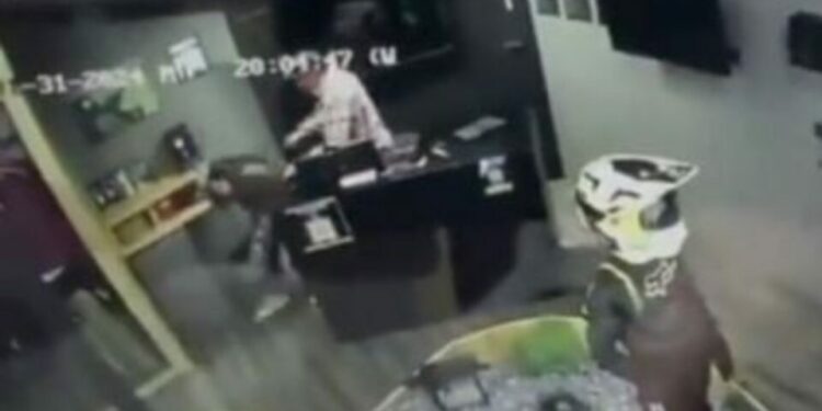 VIDEO: Golpean brutalmente a empleada, el responsable se da a la fuga
