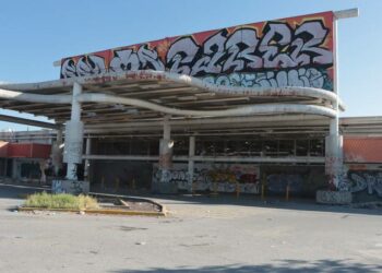 Supermercado abandonado, convertido megabasurero cerca de Glorieta Juárez