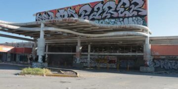 Supermercado abandonado, convertido megabasurero cerca de Glorieta Juárez