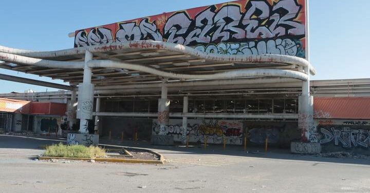 Supermercado abandonado, convertido megabasurero cerca de Glorieta Juárez