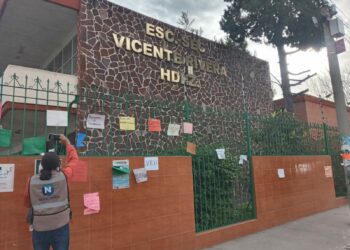 Padres de familia exigen reinstalación de Gaudencio Medellin