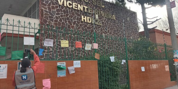 Padres de familia exigen reinstalación de Gaudencio Medellin