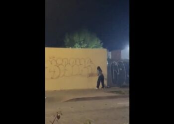 VIDEO: Captan a dos jóvenes mientras grafitean edificio de Carranza