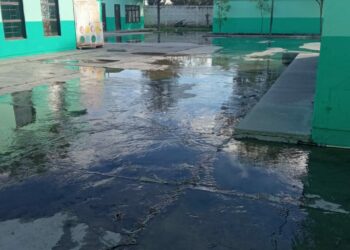 Suspenden clases en primaria Jesús M. Isaías por colapso del drenaje