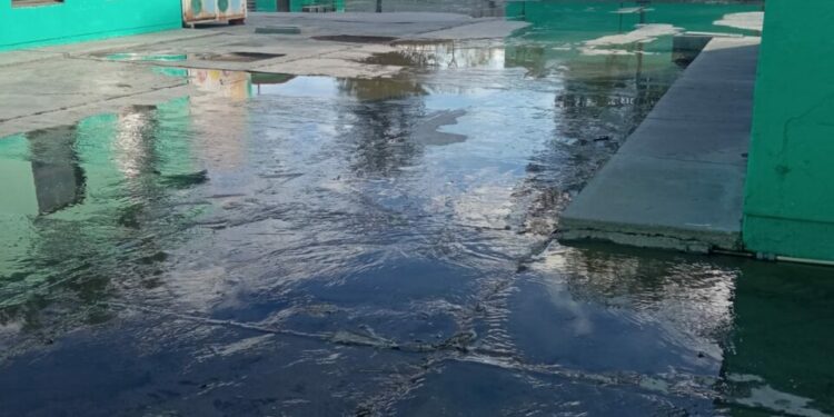 Suspenden clases en primaria Jesús M. Isaías por colapso del drenaje