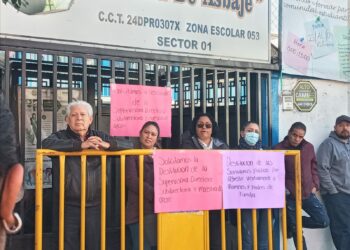 Madres y padres de familia se quejan de malos tratos en la escuela Juana de Asbaje