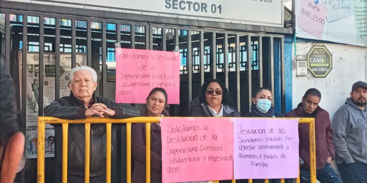 Madres y padres de familia se quejan de malos tratos en la escuela Juana de Asbaje