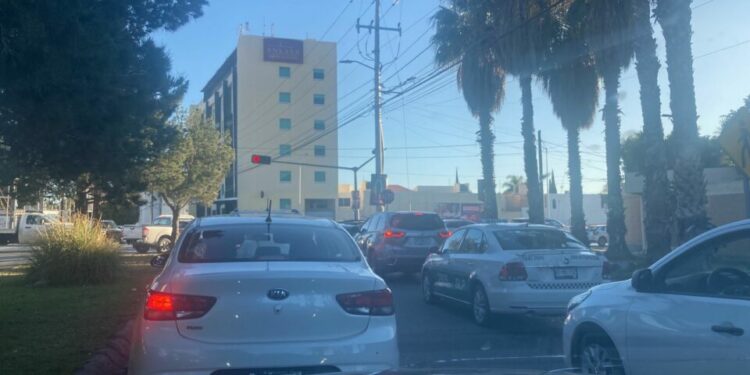 VIDEO: Gran caos y tráfico provocaron los nuevos semáforos de la Glorieta del Real Inn