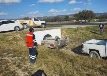 Bomberos rescatan a 2 personas tras volcar en la Carretera 57