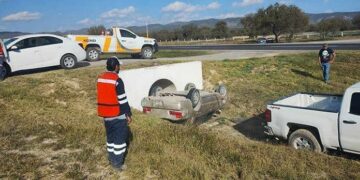 Bomberos rescatan a 2 personas tras volcar en la Carretera 57