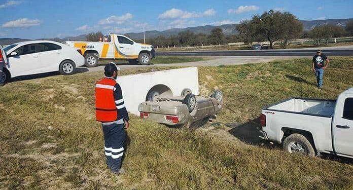 Bomberos rescatan a 2 personas tras volcar en la Carretera 57