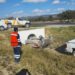 Bomberos rescatan a 2 personas tras volcar en la Carretera 57