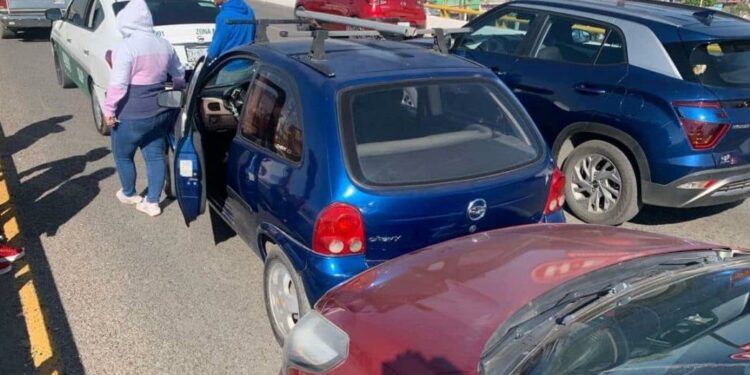 Carambola en carretera a Rioverde deja daños en 4 vehículos