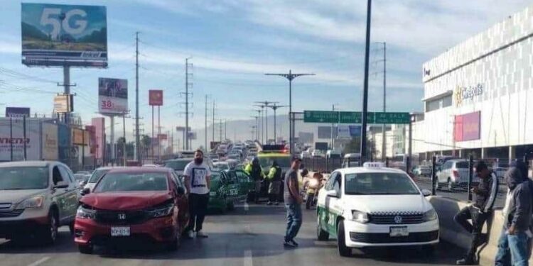 Carambola en Salvador Nava deja daños en cuatro vehículos