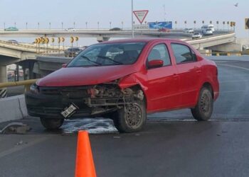 Choques tempraneros en distribuidor vial y en Periférico dejan sólo daños