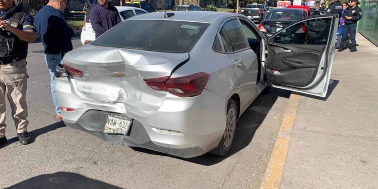 Al menos 7 vehículos con daños tras choques en Salvador Nava