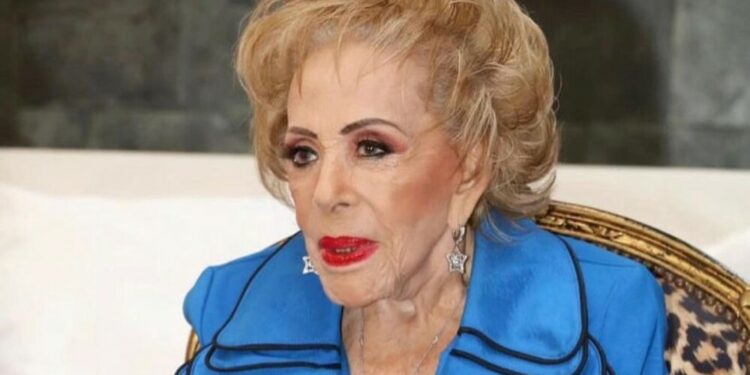 Hospitalizan de emergencia a Silvia Pinal