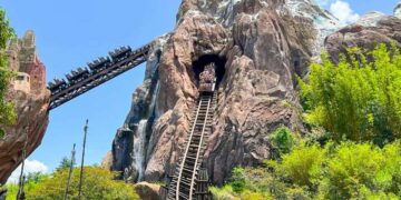 Turistas se quedan atrapados por 30 minutos en una de las montañas rusas más altas de Disney
