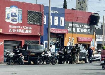 Ebrio se impacta con un negocio en la Col. Guanos