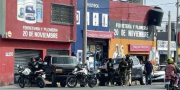 Ebrio se impacta con un negocio en la Col. Guanos