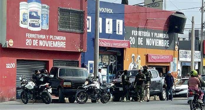 Ebrio se impacta con un negocio en la Col. Guanos
