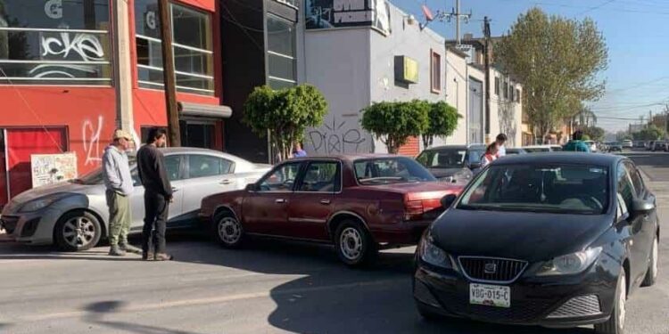 Daña dos autos por dar vuelta en “U”
