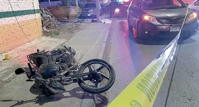VIDEO: Joven muere luego de ser embestido y derrapar en su motocicleta 