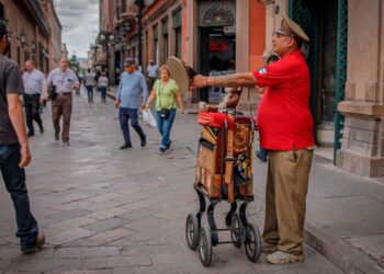 El organillero, una figura icónica en la vida urbana de SLP