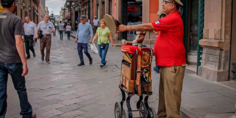 El organillero, una figura icónica en la vida urbana de SLP