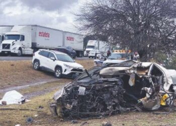 Muere conductor en choque contra un pesado tráiler